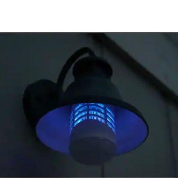 PIC dual purpose bug zapper and LED light.  Plugs into any bulb fixture - Picture 3 of 6